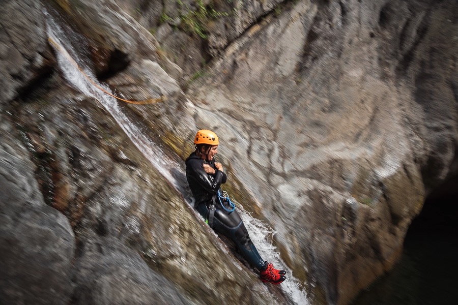 femme qui descend en rappel en languedoc roussillon