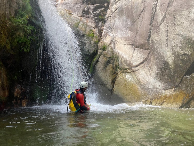 Au cœur des Pyrénées catalanes, le canyon du Cady révèle ses secrets aux explorateurs intrépides