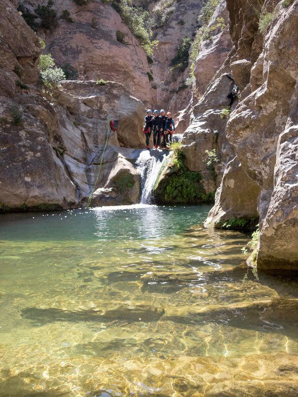 Canyoning en famille une activité idéale pour renforcer les liens tout en découvrant les merveilles naturelles de l'Aude