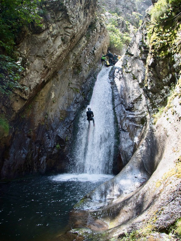 Entre cascades et rochers escarpés, découvrez la magie du canyoning dans les Pyrénées-Orientales, au pied du majestueux Canigou