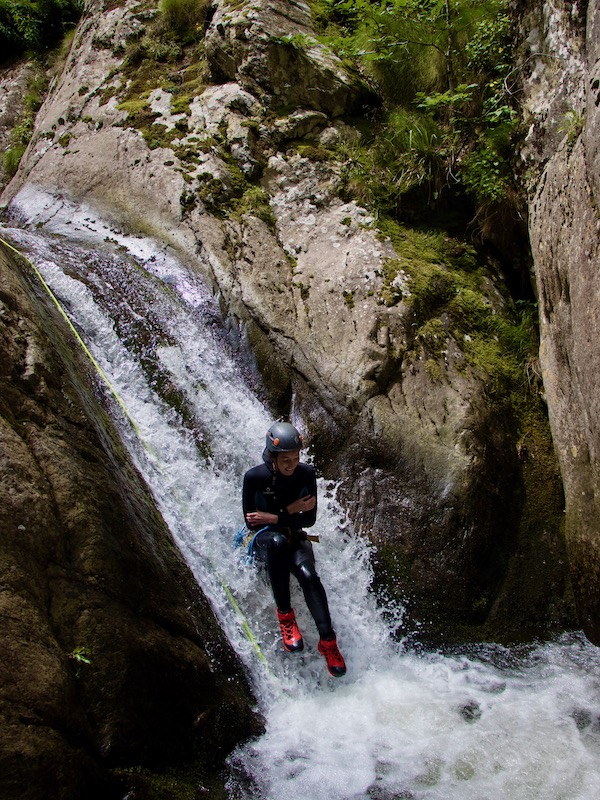 Canyoning dans les Pyrénées-Orientales, une immersion dans la beauté brute de la montagne catalane, entre roches sculptées et eaux cristallines
