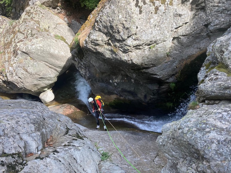 Entre Vernet-les-Bains et Perpignan, les gorges du Cady offrent un terrain de jeu inoubliable pour les passionnés de canyoning