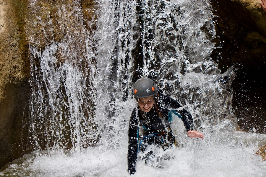 Partir faire du canyoning en famille avec des enfants dans les pyrénées