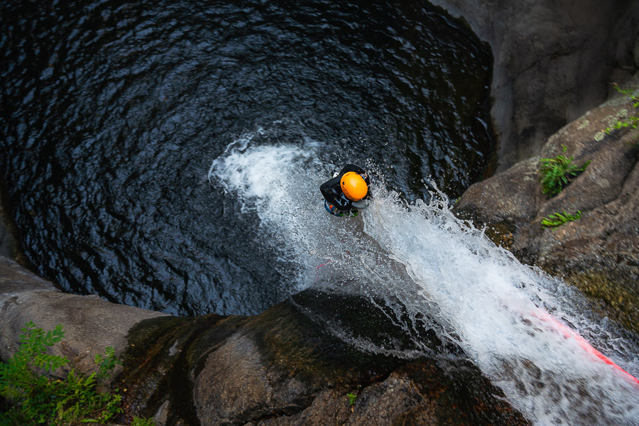 Partir faire du canyoning en famille avec des enfants dans les pyrénées