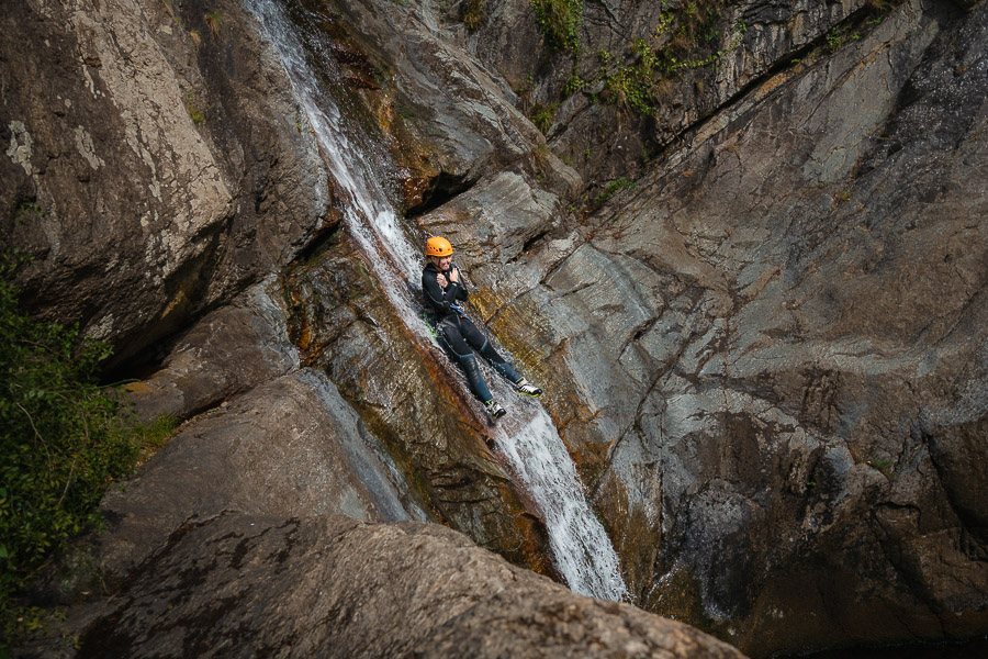 femme qui descend en rappel en languedoc roussillon