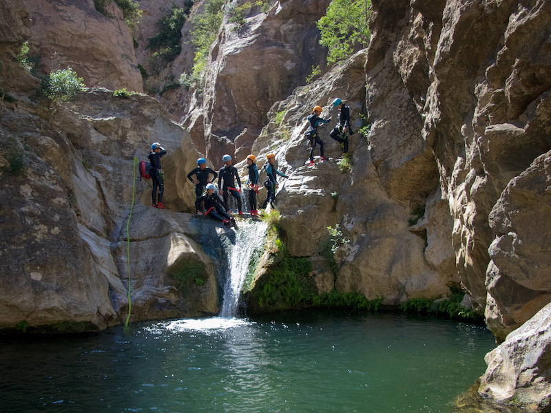 sauts et toboggans naturels dans les magnifiques cascades de termes en Occitanie