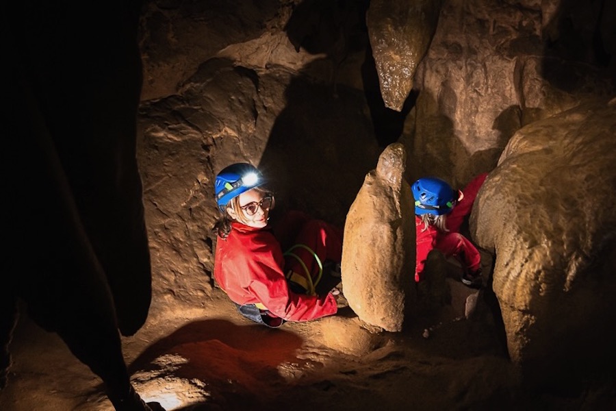 Découverte en famille de la spéléologie dans les Pyrénées-Orientales dans les grottes de Galamus