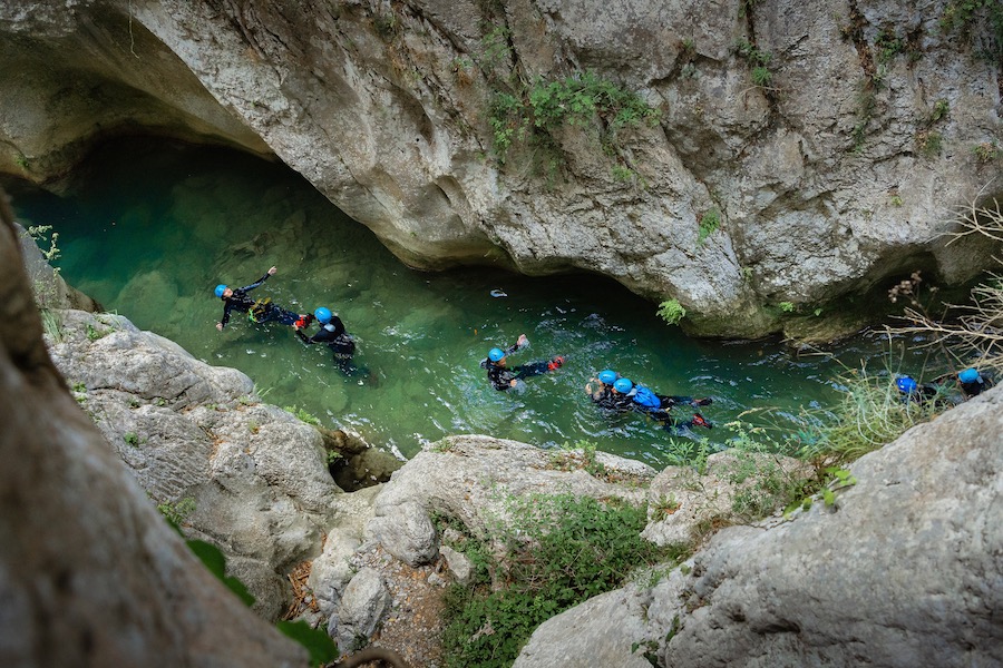 Partir faire du canyoning en famille avec des enfants dans les pyrénées