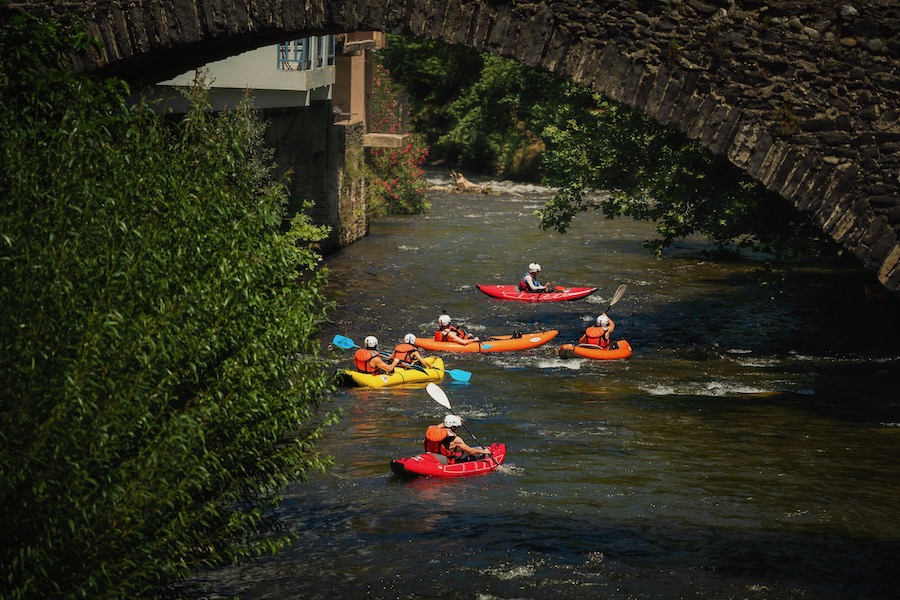 Initiation au canoe-kayak en eau vive avec des enfants proche des Angles