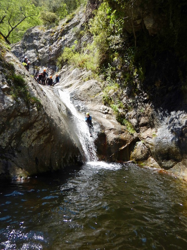 Des moments de frissons et de complicité entre amis lors d'une session de canyoning au Mas Calsan