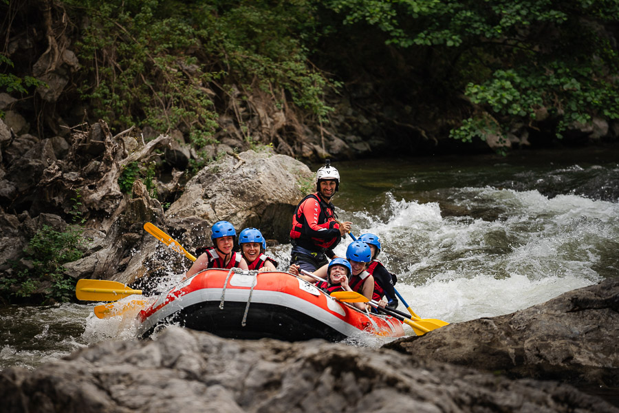 Descente de rafting en groupe sur l’Aude dans les Pyrénées