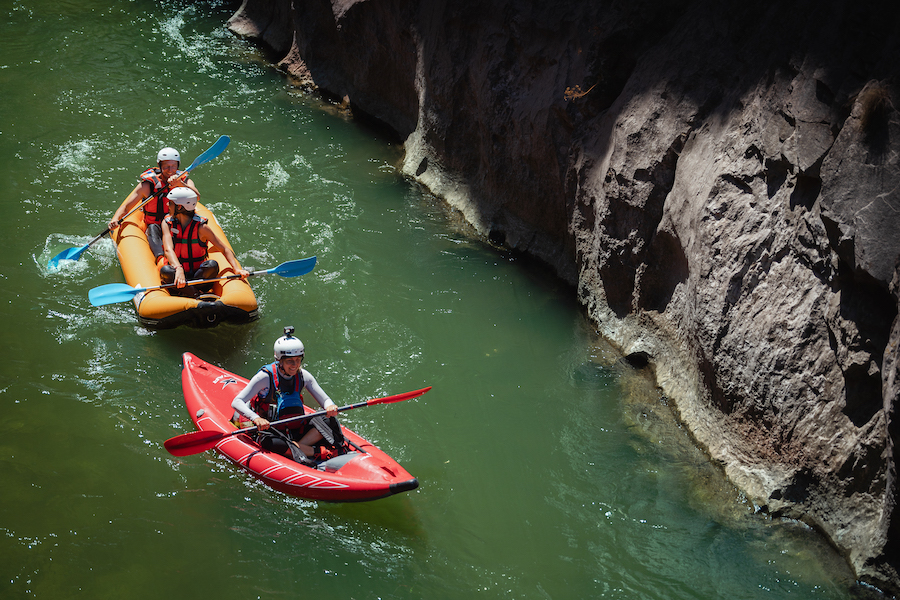 Initiation au canoe-kayak en eau vive avec des enfants proche des Angles