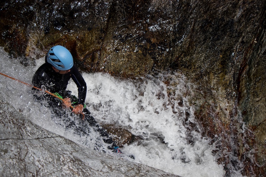 femme qui descend en rappel en languedoc roussillon