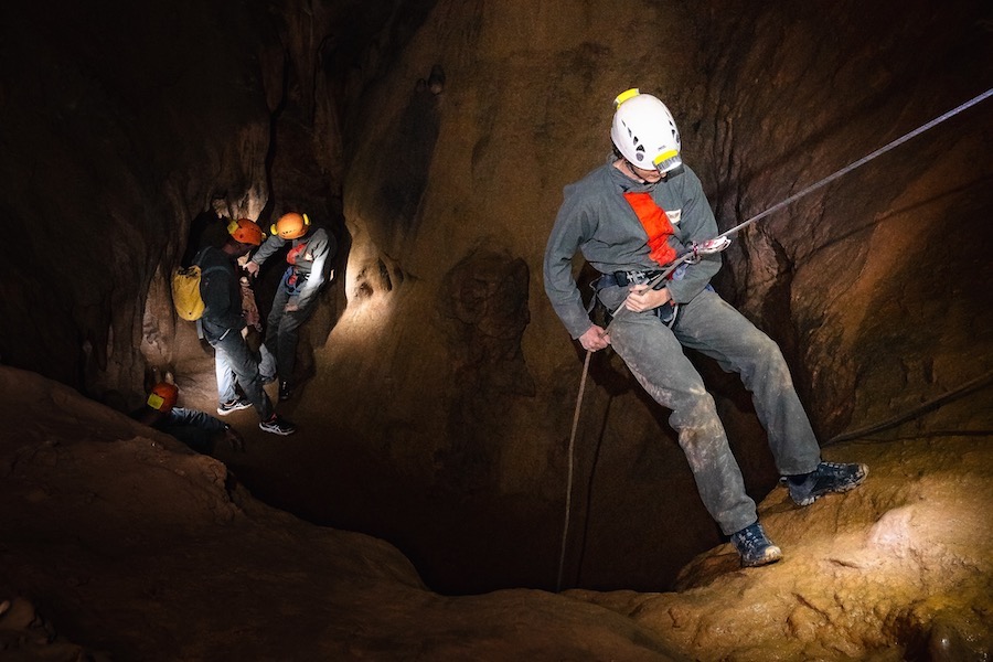 Expérience de spéléologie inoubliable avec des amis proche de perpignan