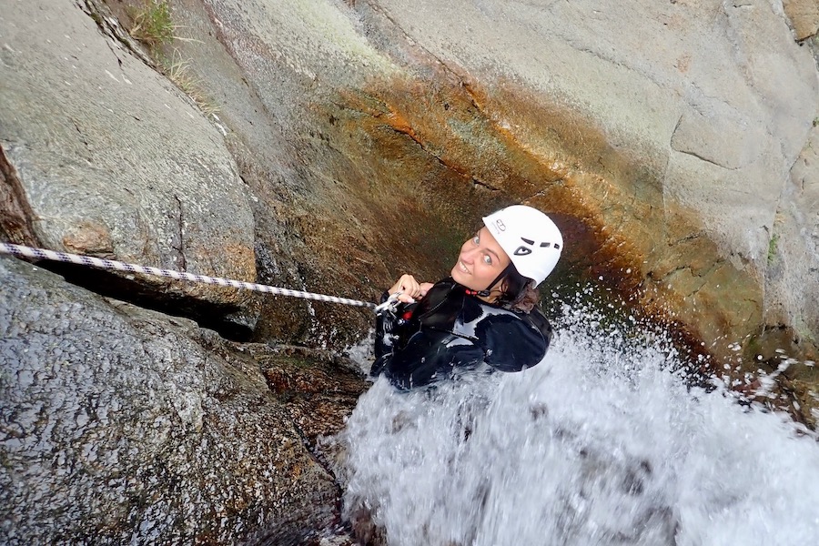 Partir faire du canyoning en famille avec des enfants dans les pyrénées