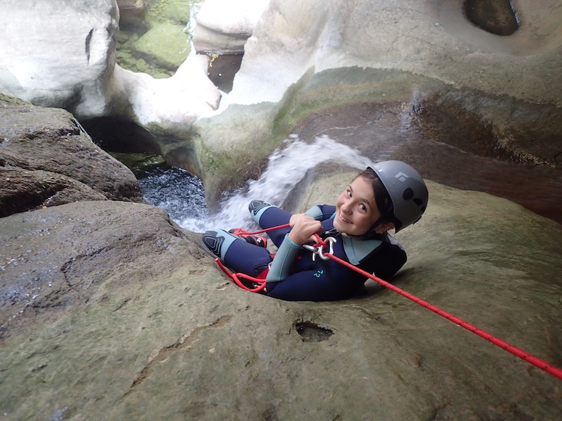 s'initier au canyoning en famille en toute sécurité dans l'Aude