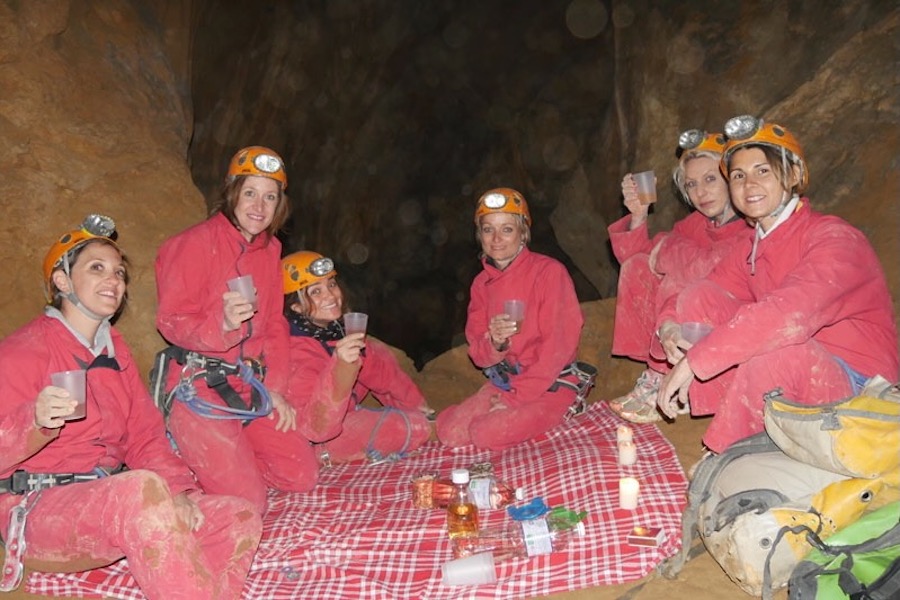 Repas dans une grotte , une aventure en speleologie clôture par un repas insolite dans les pyrenees