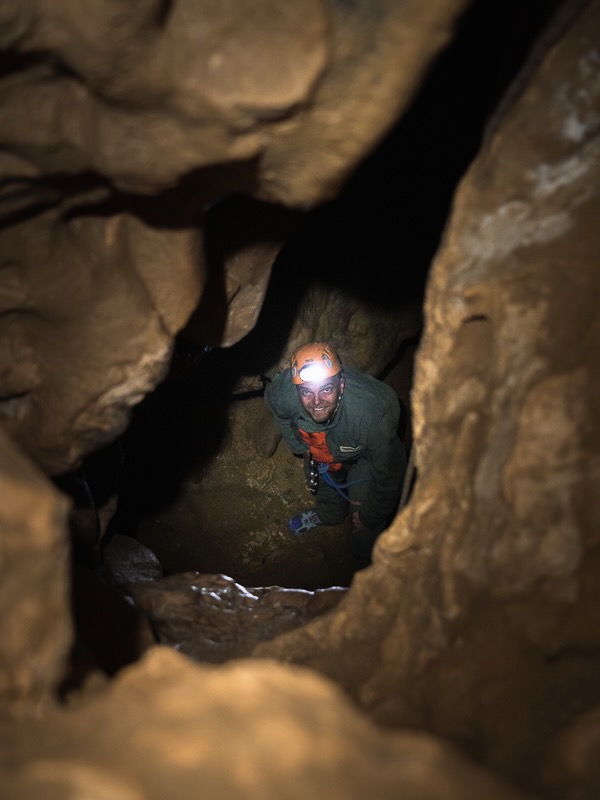 partir a l aventure avec des amis dans les grottes proches de Perpignan