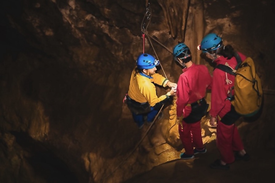 Partir faire du canyoning en famille avec des enfants dans les pyrénées