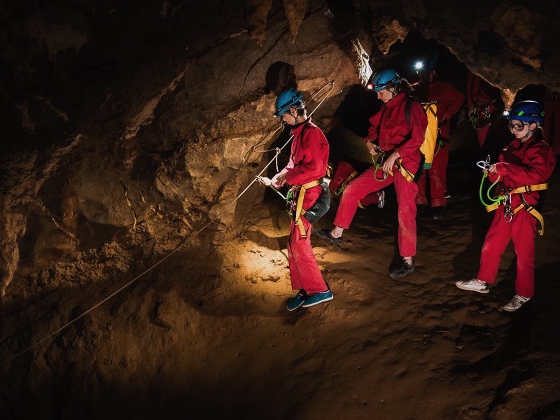 apprendre et découvrir les facettes du monde souterrain