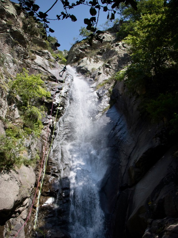 Cascades rugissantes et paysages à couper le souffle, une aventure inédite vous attend près de Font Romeu.