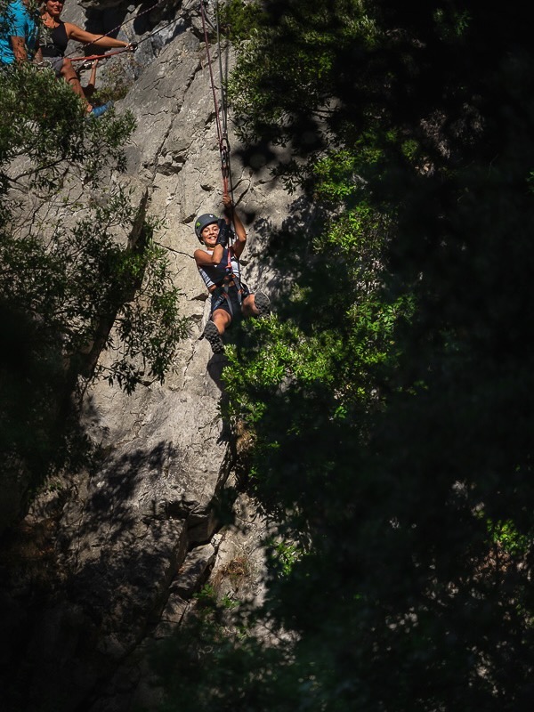 Descente en tyrolienne dans les gorges de l'Aude proche de Carcassonne