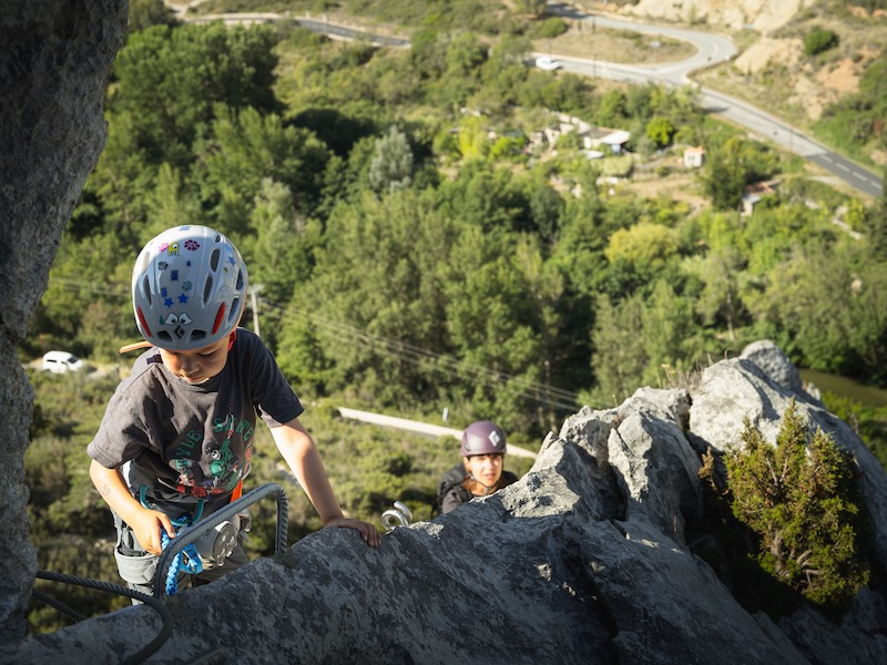 Escalade en famille sur la Via Pichona à St-Paul-de-Fenouillet dans les Pyrenees