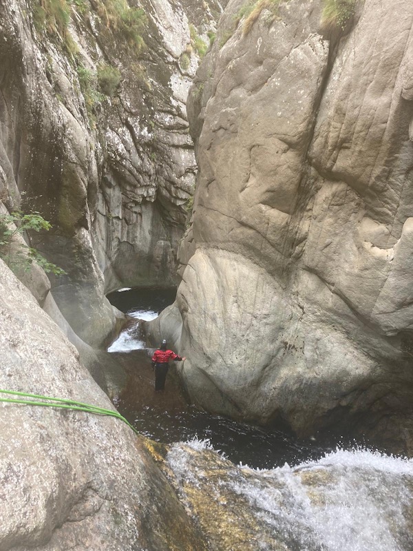 Exploration intrépide au cœur des gorges du Cady, entre cascades rugissantes et parois rocheuses imposantes