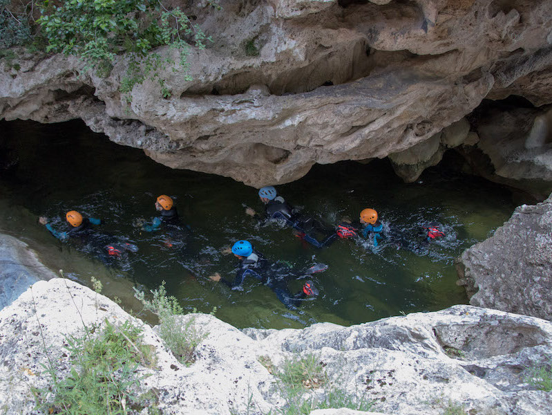 Nage dans les eaux cristallines d'un canyoning proche de Carcassonne