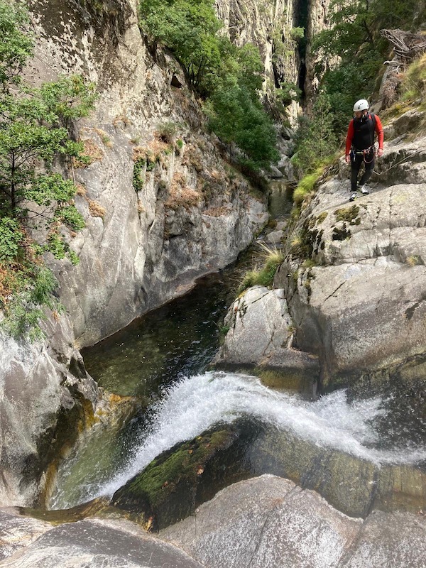 Des moments de pure adrénaline dans les eaux tumultueuses des gorges du Cady, un canyon d'une beauté sauvage et préservée