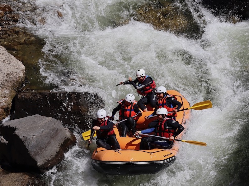 Rafting en groupe dans les magnifiques gorges de l’Aude