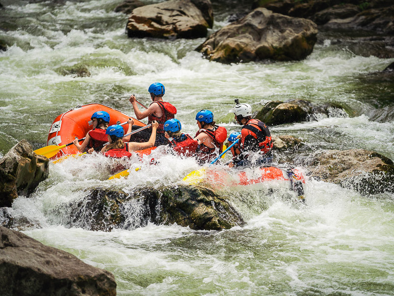 Rafting dans les Pyrénées entre amis pendant les vacances