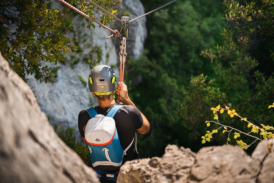 découverte de la via corda qui allie Via Ferrata descentes en rappel et tyroliennes