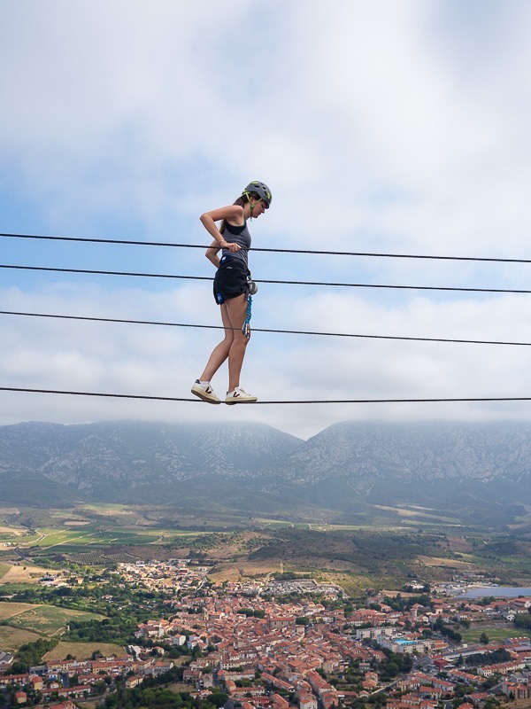 Escalade sécurisé entre amis sur les hauteur de la vallée de l'Agly entre Perpignan et Carcassonne