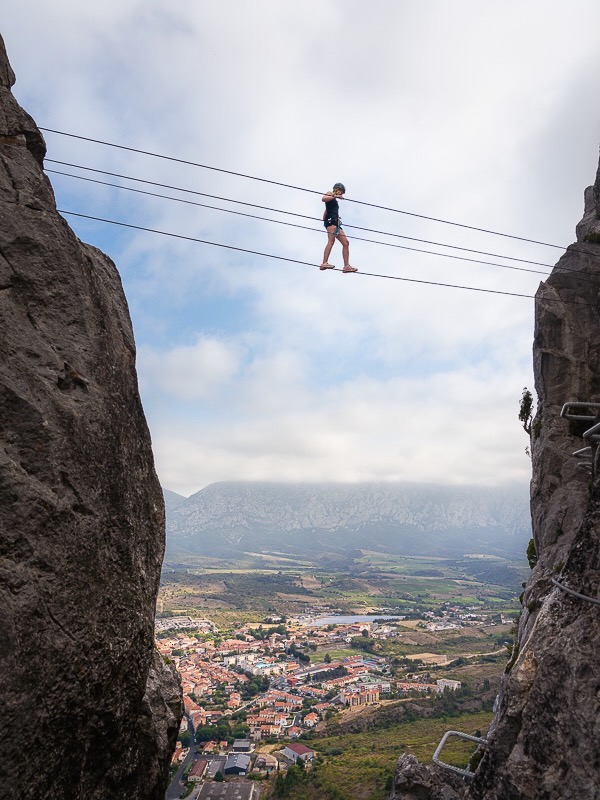 traversée d un pont himalayen, une aventure a couper le souffle proche de Perpignan dans le 66