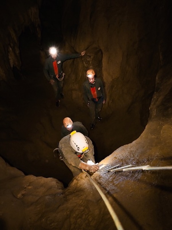 escalader dans des gouffres non loin de Carcassonne encadré par un guide