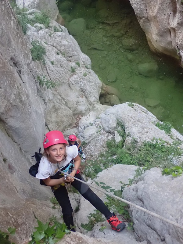 s'initier a la descente sur corde comme en escalade au cœur d un canyon insolite