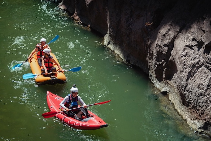 Initiation au canoe-kayak en eau vive avec des enfants proche des Angles