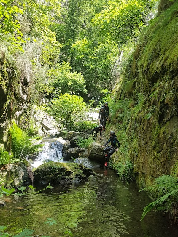 Plongez au cœur de l'aventure sauvage des Pyrénées-Orientales, dans les gorges de la Lliteria