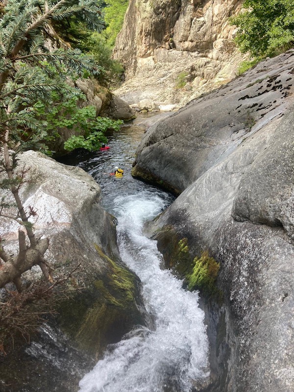 Dévalez les toboggans naturels et franchissez les cascades dans les gorges du Cady, une expérience inoubliable au cœur des Pyrénées-Orientales