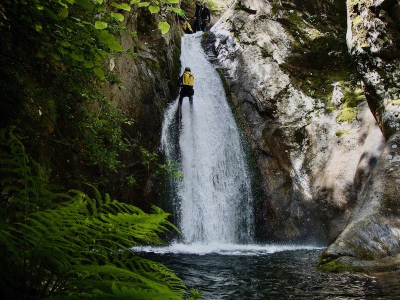 Entre cascades et rochers escarpés, découvrez la magie du canyoning dans les Pyrénées-Orientales, au pied du majestueux Canigou