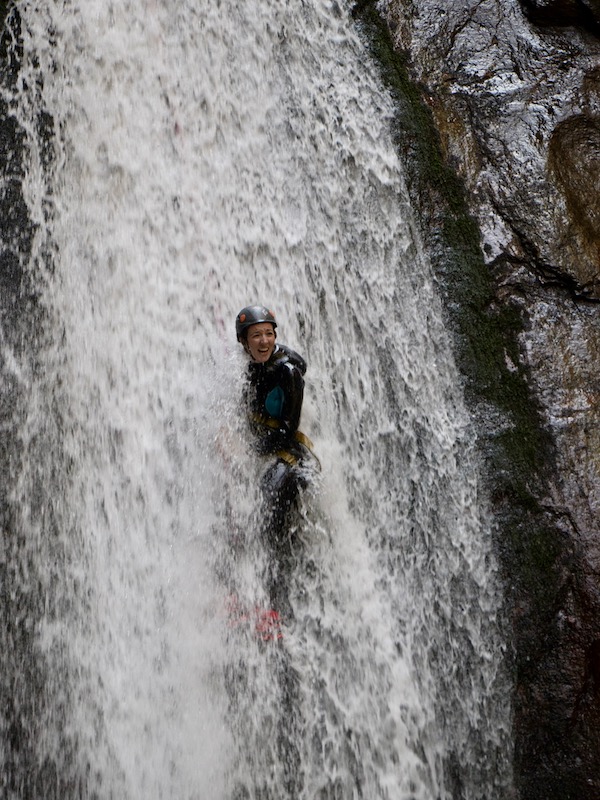 Aventure en eaux vives près de Font Romeu : découvrez les gorges cachées et les cascades spectaculaires de la montagne catalane lors d'une journée de canyoning inoubliable