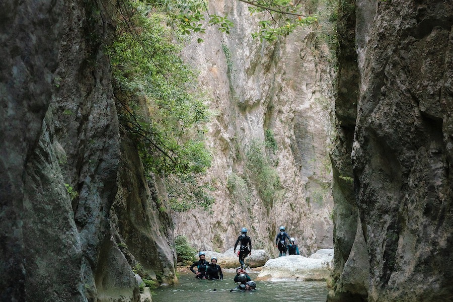 Partir faire du canyoning en famille avec des enfants dans les pyrénées