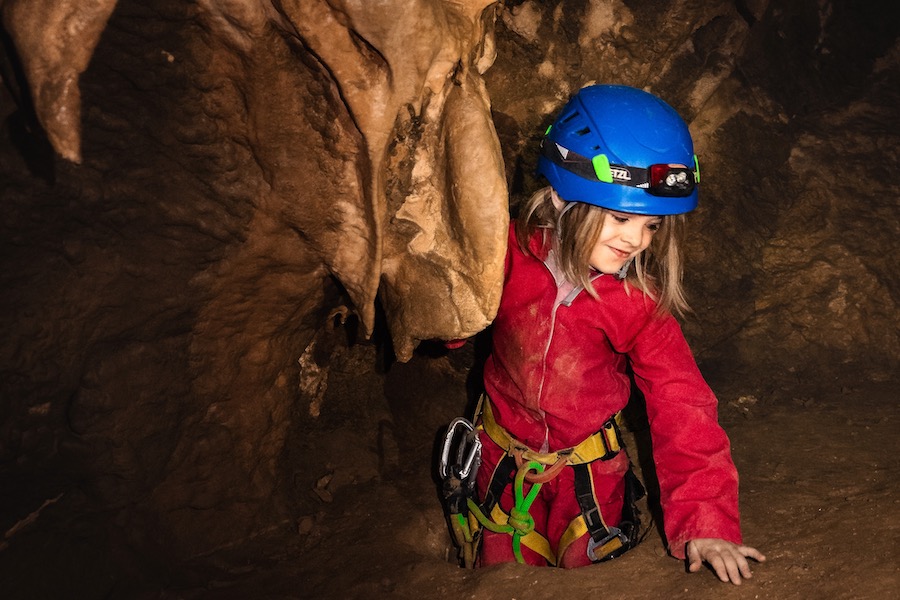 Découverte en famille de la spéléologie dans les Pyrénées-Orientales dans les grottes de Galamus