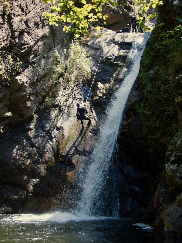 Aventure et frissons garantis dans les gorges de la Lliteria, une expérience de canyoning inoubliable