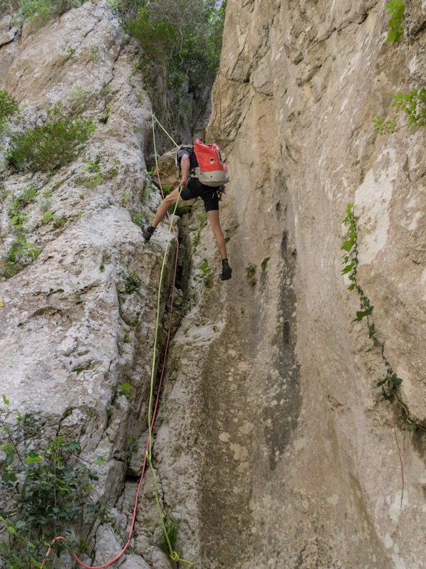 parcours vertical en pleine nature avant de rejoindre la rivière de l Agly