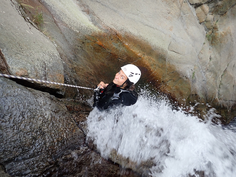 descente en rappel au Yek en canyoning