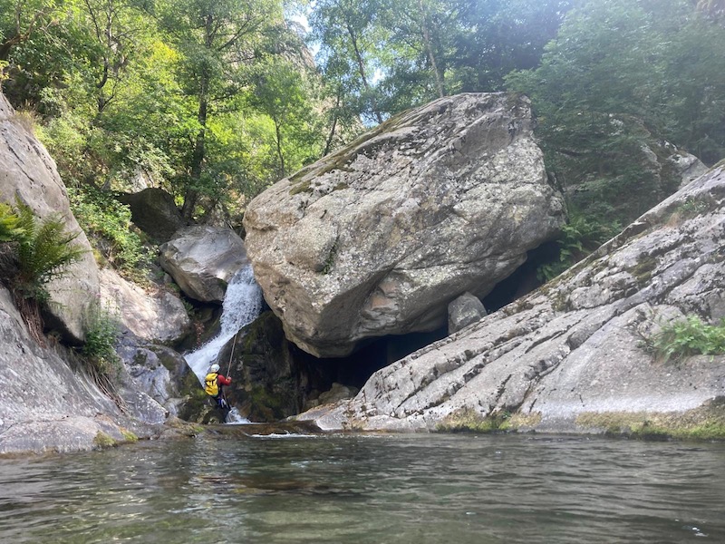 Plongez dans l'aventure sauvage des gorges du Cady, un parcours de canyoning intense dans les Pyrénées-Orientales