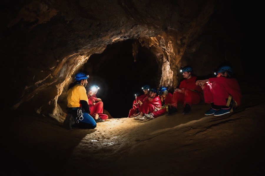Découverte en famille de la spéléologie dans les Pyrénées-Orientales dans les grottes de Galamus