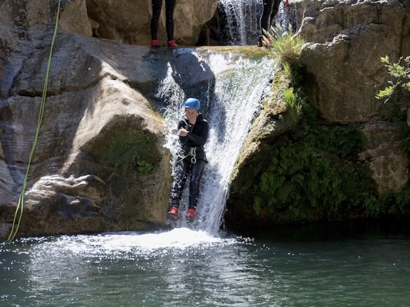 canyoning avec des enfants, une activité rafraîchissante et conviviale proche de narbonne